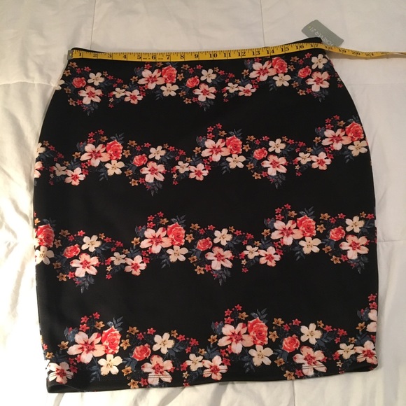 Forever 21 black floral skirt NWT size 1x - Picture 5 of 5